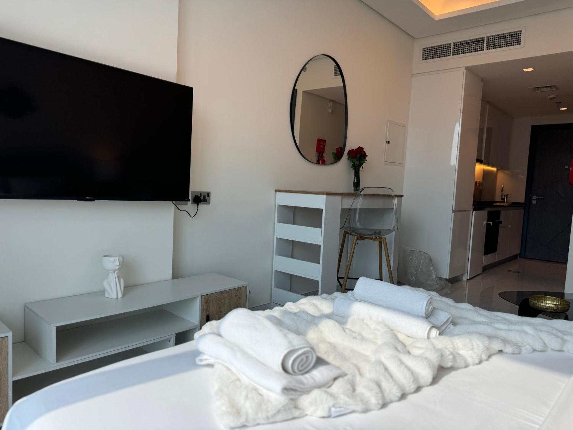 Ashri Hh Studio In Samana Hills With Pool View Apartment Dubai